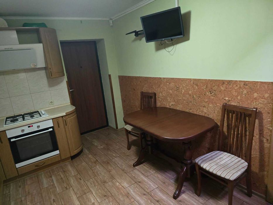 Здаю в крайовничомму місці  пів будинку Метро Славутич, Київ