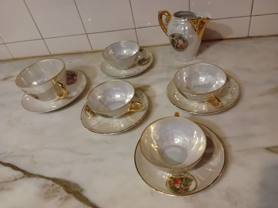 Conjunto de Chávenas e Leiteira em Porcelana CF Viana