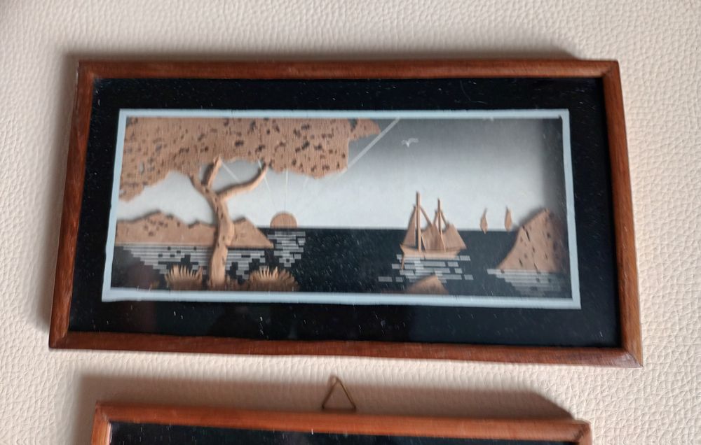 Dois pequenos quadros ilustrado com cortiça