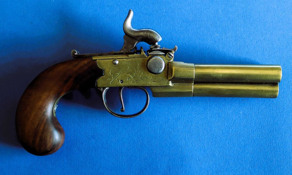 Pistola inglesa de três canos marcada THOMAS em percussão s.XVIII/XIX