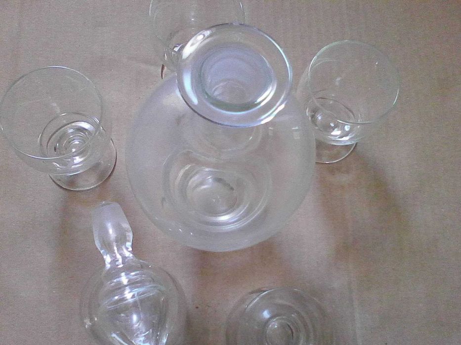 Garrafa antiga com copos