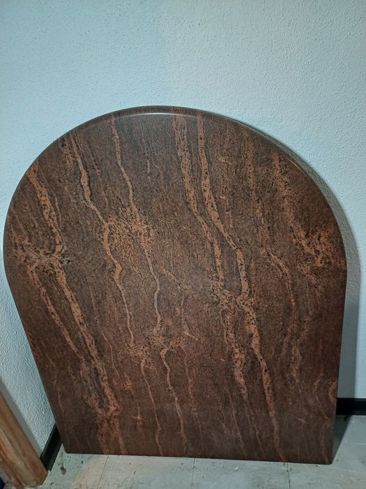 Bancada de pedra castanha