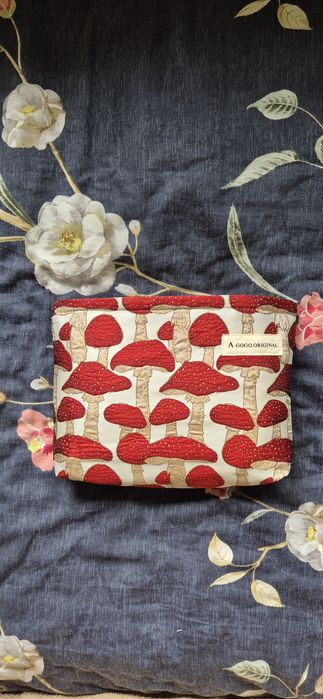 Piękna, jesienna kosmetyczka w muchomory