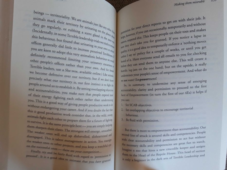 Livro "The Terrible Leader" de Dan White - NOVO