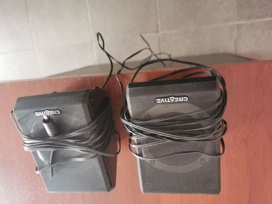 Colunas de som pequenas.