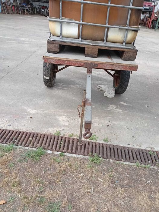 Atrelado com depósito de 1000 litros