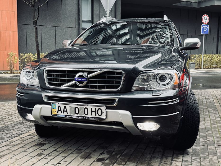 Volvo XC90 2013 • D5 • AWD • Офіціал
1 власник, без ДТП, 100% у рідній фарбі, повна сервісна історія.
Webasto, гарна комплектація, 7 місць (3 ряди), мультимедія та ТV для 2-3 ряду сидінь, Bi-LED, паркінг. Ідеальний стан.
Придбаний у офіційного дилера у квітні 2013 року
Остання оновлена модифікація в цьому кузові
Технічний стан – відмінний
Обслуговувався виключно у офіційного дилера Volvo Київ (повна сервісна історія з дня покупки)
Всі роботи за регламентом, оригінальні мастила та запчастини (масло не бере — від заміни до заміни)
Bluetooth (дзвінки + музика + гучний зв’язок, заводська система)
Керування мультимедією та телефоном з керма
Мультимедія для 2-го та 3-го ряду
Комплект бездротових навушників (2 шт)
Webasto з двома таймерами (оригінал з заводу)
3 ряди сидінь — 7 місць
LED ходові вогні (оригінал з заводу)
Поворотна оптика + нові сучасні Bi-LED лінзи
Повний привід AWD
Повний комплект ключів + MUL-T-LOCK на АКПП + іммобілайзер SkyBrake (RFID-мітка)
Салон у відмінному стані
Підігрів сидінь, дзеркал
Електрорегулювання + пам'ять сидінь
Датчик дощу
Датчик світла
Круїз-контроль
2-зонний клімат-контроль та ін.
Вбудоване дитяче складне крісло 2-го ряду (оригінал з заводу)
За техпаспортом 2012 рік (ввезений в Україну офіційним дилером Volvo в грудні 2012)
Авто доглянуте, без нюансів. Стан дійсно кращий за більшість пропозицій цього року.
В комплекті віддам літню гуму