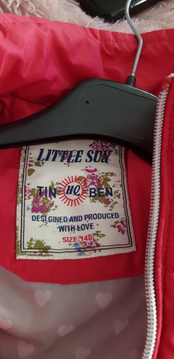 Little Sun czerwona lekka kurtka z odpinanym kapturem regulacja w pasi