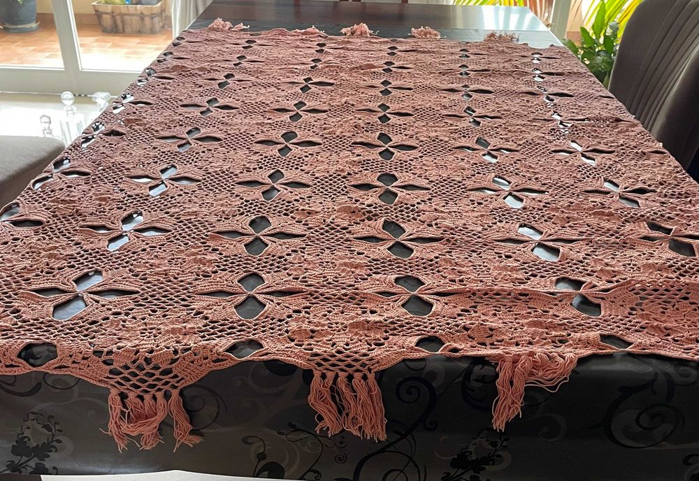 Vendo toalha de mesa em renda, cor rosa, 150 x 170 cm