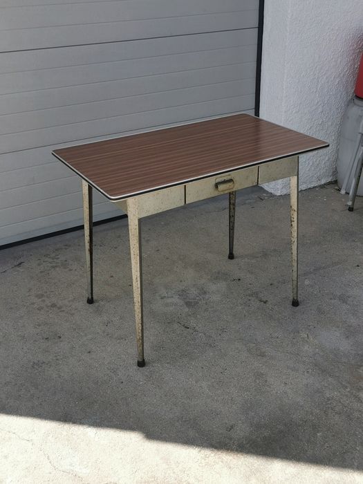 Mesa de ferro e tampo em madeira