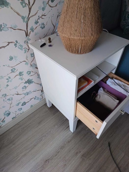 Mesa cabeceira IKEA em madeira branca com gaveta