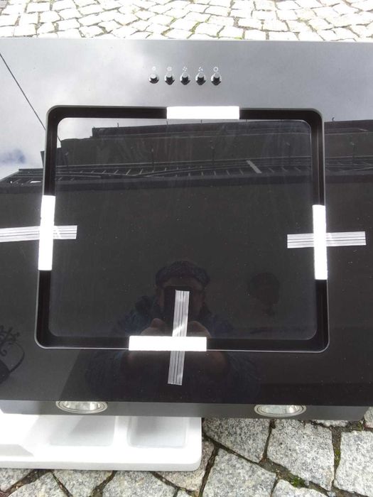 Czarny nowy okap kuchenny firmy respekta