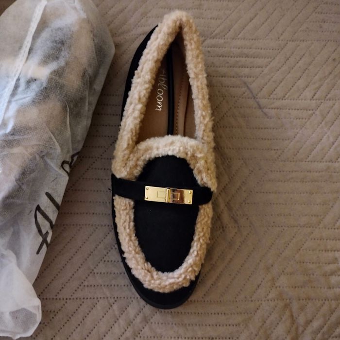 Nowe,czarne damskie buty.