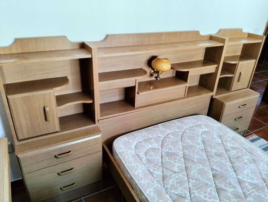 Mobília de Quarto (Cama + escrivaninha + banco + mesas de cabeceira)