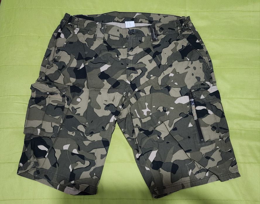 Bermuda masculina, nova, tamanho GG, estampa militar, material resistente.