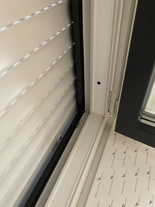 Janela de PVC 84mm CORTIZO c/estore e rede mosquiteira