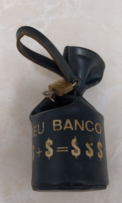 Mealheiro antigo com cadeado Meu banco