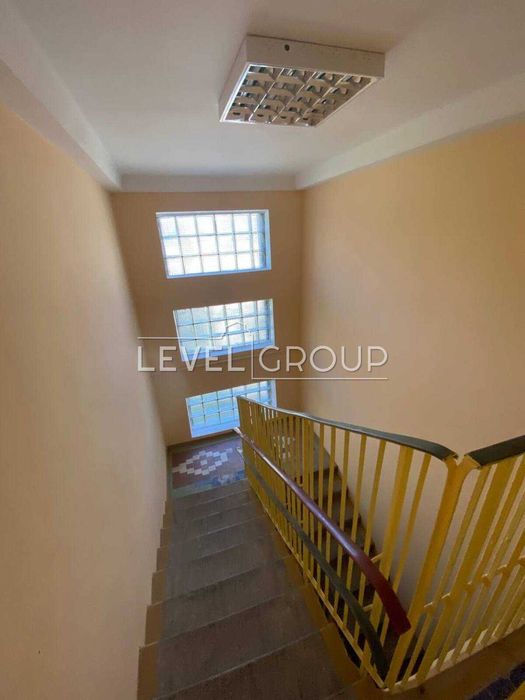 Продаж окремої будівлі на великій земельній ділянці на Старій Дарниці