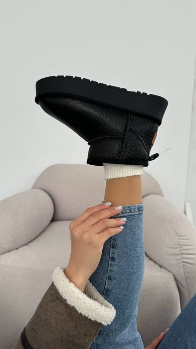 Шкіряні чорні угги на платформі по низькій ціні