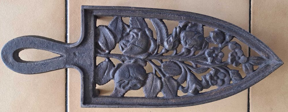 Stara żeliwna podstawka pod żelazko dawniejsza RETRO