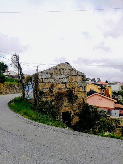 Casa  ruínas e Gemeos Guimarães  10 mil euros em pédra5 mil projeto