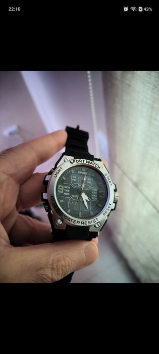 Relógio novo, tipo militar