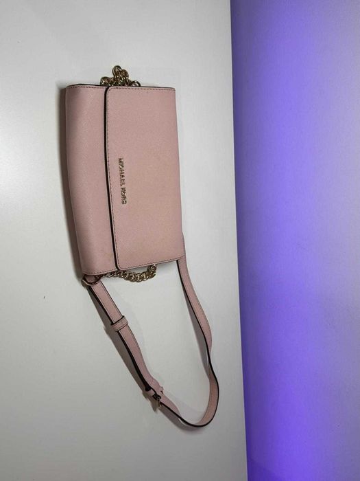 Mala Micheal Kors rosa com uso