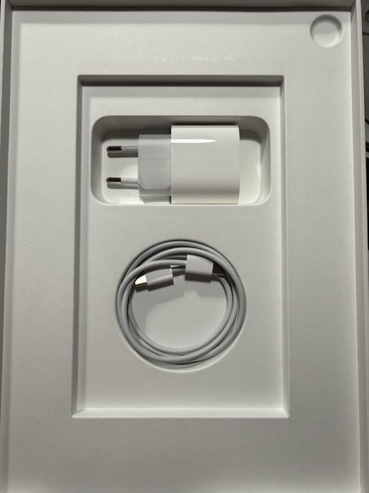Apple iPad Air M1 (5th Generation) 64GB Starlight Wi-Fi MM9F3RK/A A2588