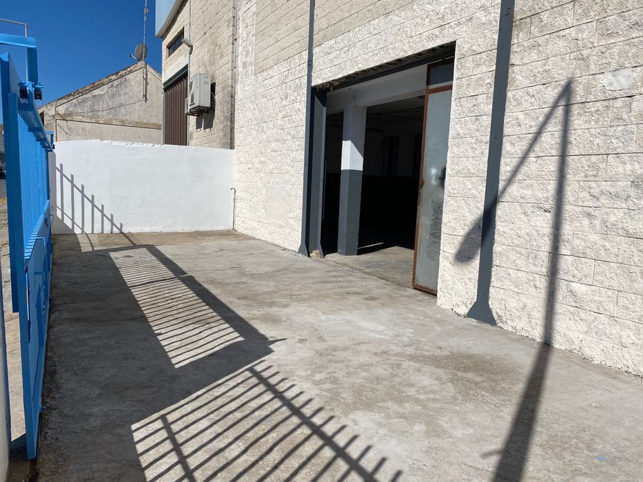 Arrendo Armazém Inústrial em VRSA