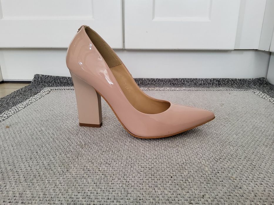 Czółenka lakierowane skórzane