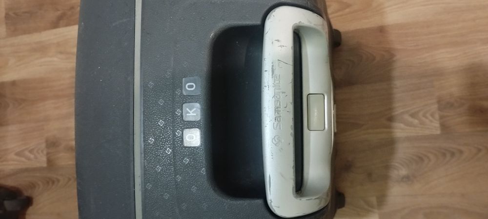 Чемодан пластиковый средний Samsonite