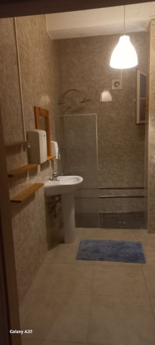 Quartos com casa de banho privada  , cozinha com todos os electrodomésticos  , 290 € com tudo incluido agua luz e net
