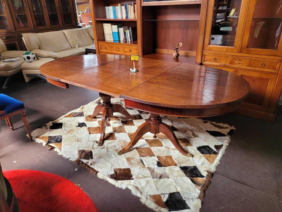 Mesa de sala em madeira - extensível - O tampo apresenta marcas de us