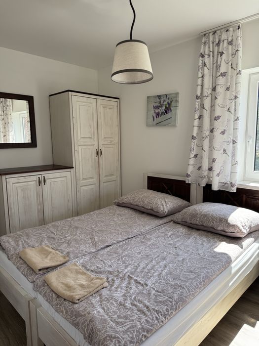 Domek na Kaszubach U Oliwii nad jeziorem .