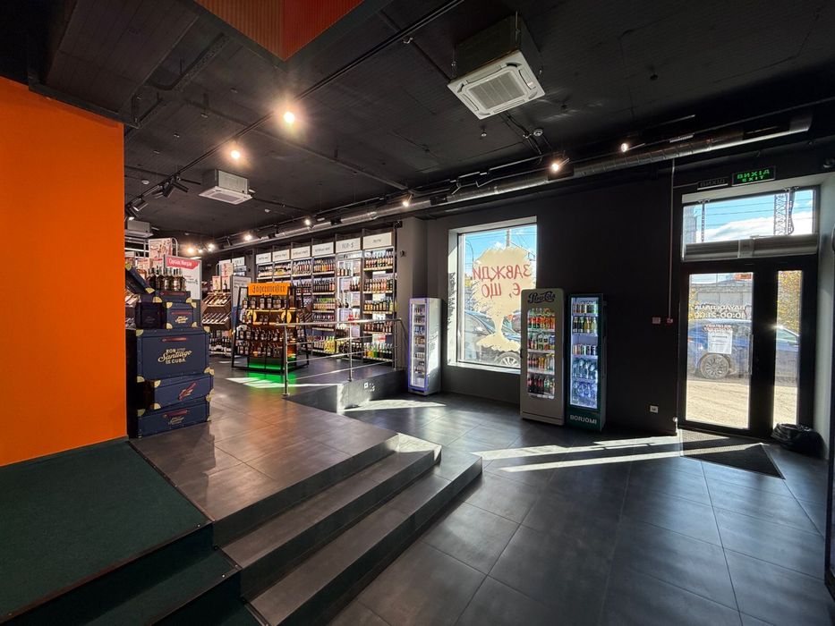 Фасадне приміщеня 135 кв.м, окремий вхід Міхновського 1.