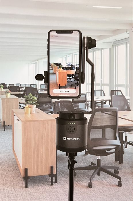 Matterport Axis com estabilizador para telefone celular.