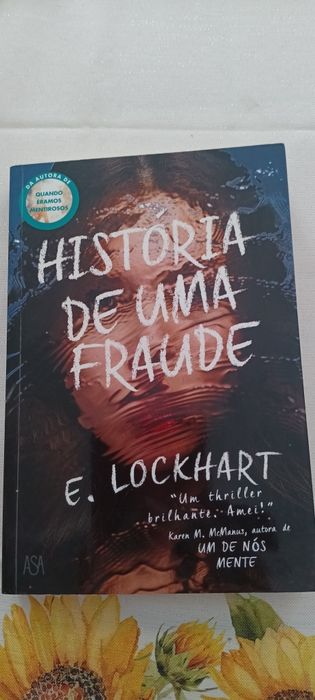 Livros usados com marcas de envelhecimento