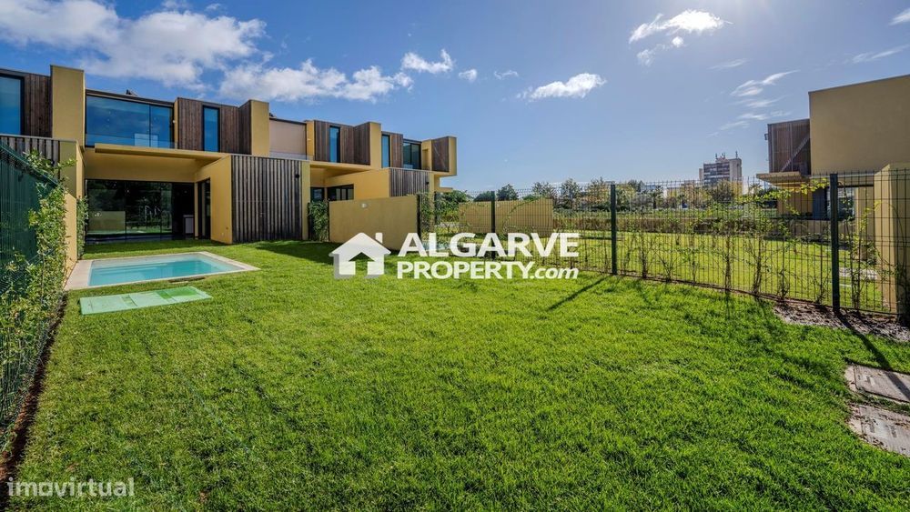 Moradia V3 em banda com piscina privada a estrear junto da Marina de V