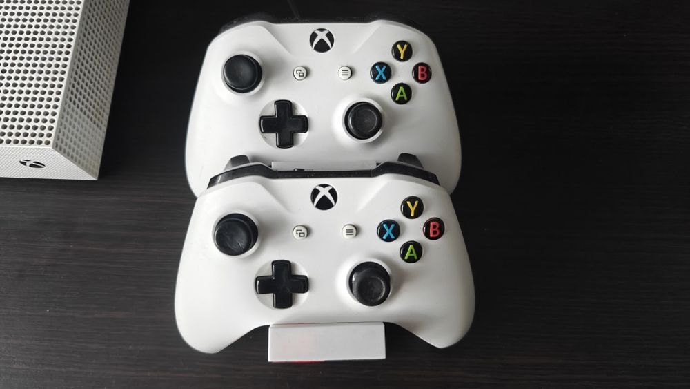 Xbox One S plus dwa kontrolery z stacją dokującą