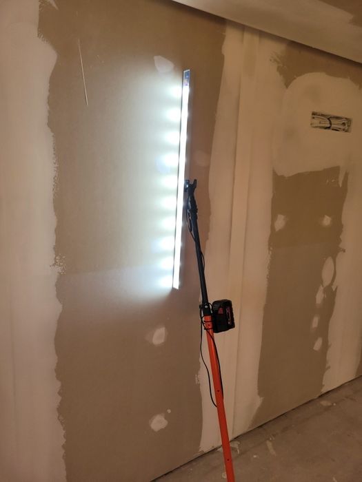 Akumulatorowa lampa smugowa do gładzi Makita DeWalt Milwaukee Bosch