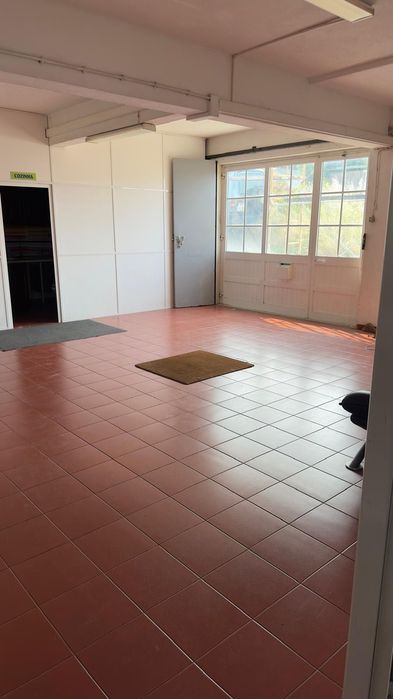 Armazém / Escritórios — 368 m² — Zona Nobre de Setúbal