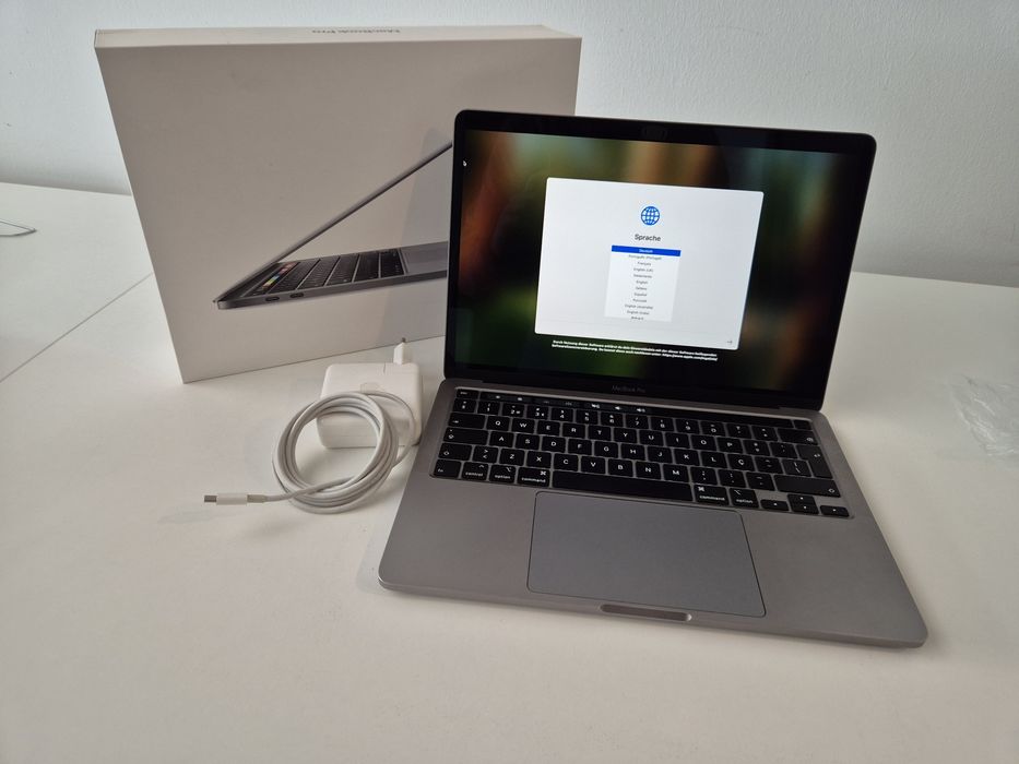 MacBook Pro 13" 2020 — 16GB RAM | 256GB | Touch Bar | PT ISO - Apple
