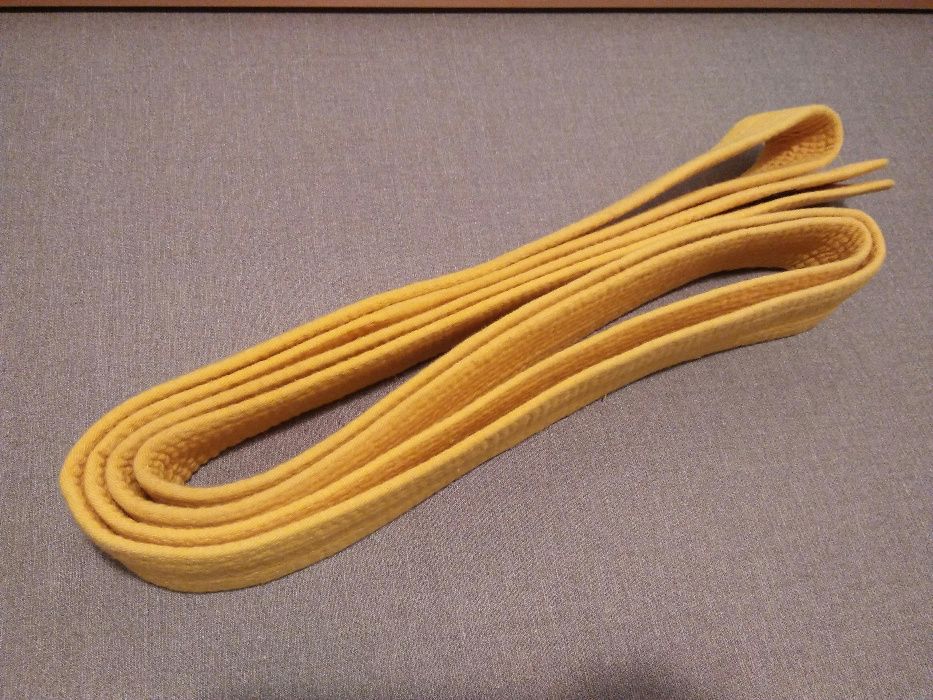 Cinturão Laranja/Amarelo/Branco de Artes Marciais