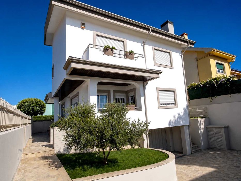 Moradia de 4 Frentes em Francelos | 300 m² | Garagem 4 Carros | Junto à praia