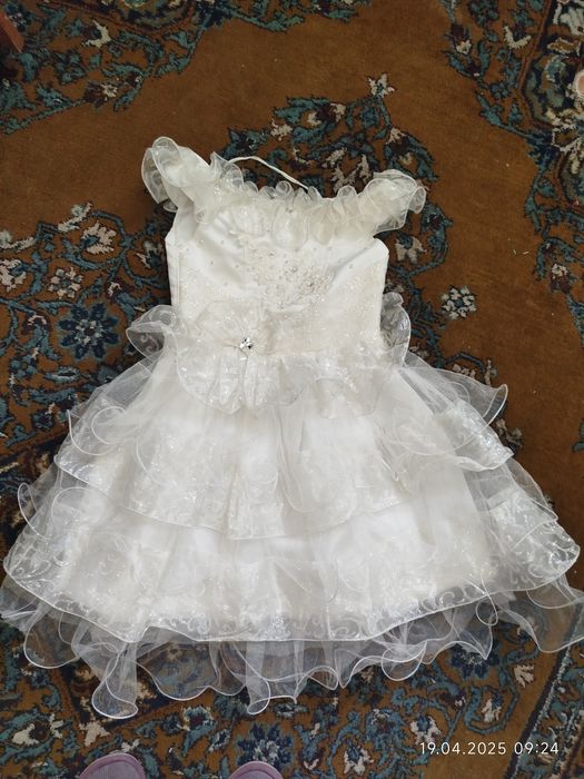 Біля сукня на дівчину святкова