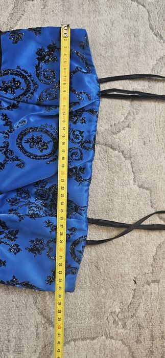 Chabrowa niebieska sukienka czarne brokatowe ornamenty ramiączka