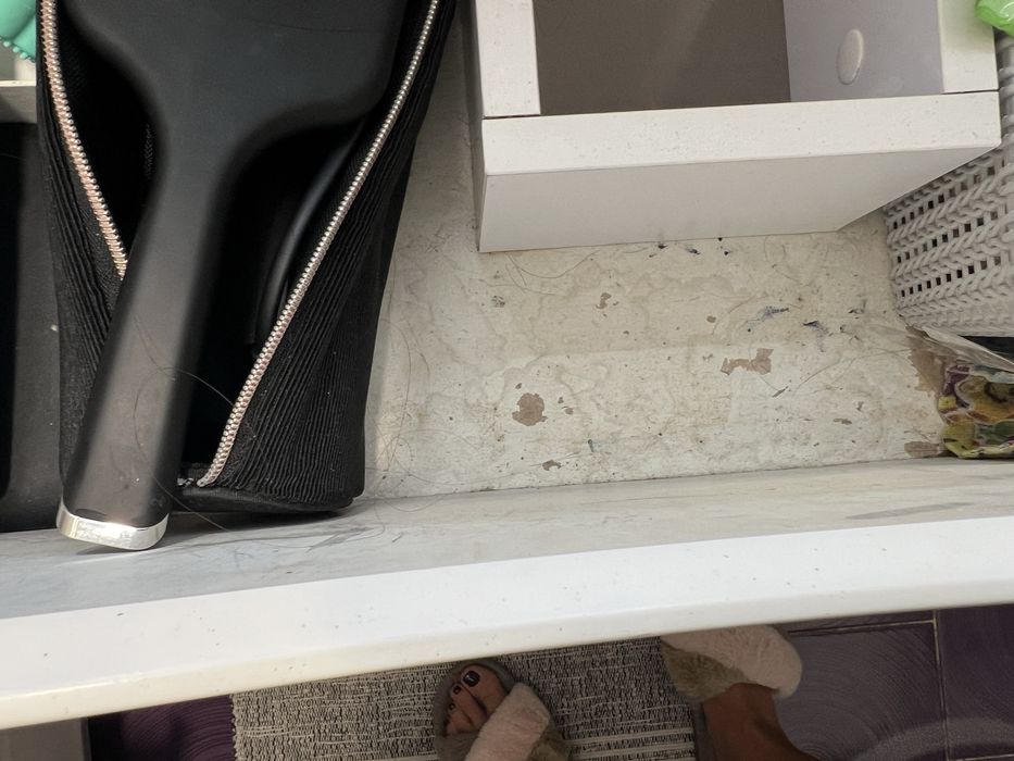 Тумба у ванну кімнату разом з умивальником і полотенцесушитель