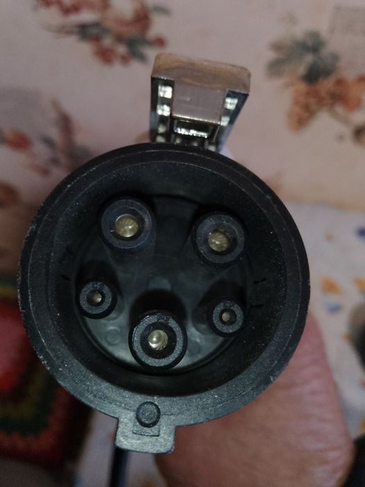 Зарядний пристрій для автомобіля не робочий на запчастини