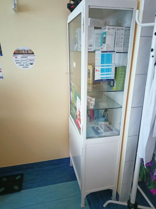 Witryna szklana medyczna PRL