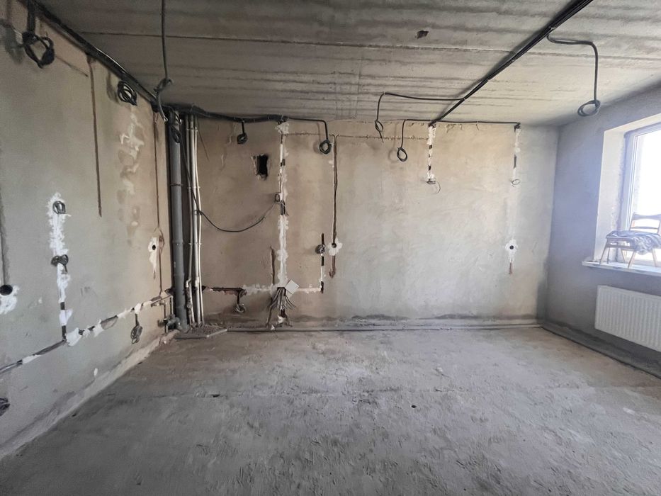 Велика 4 к. квартира на середньому поверсі вул. Парусна